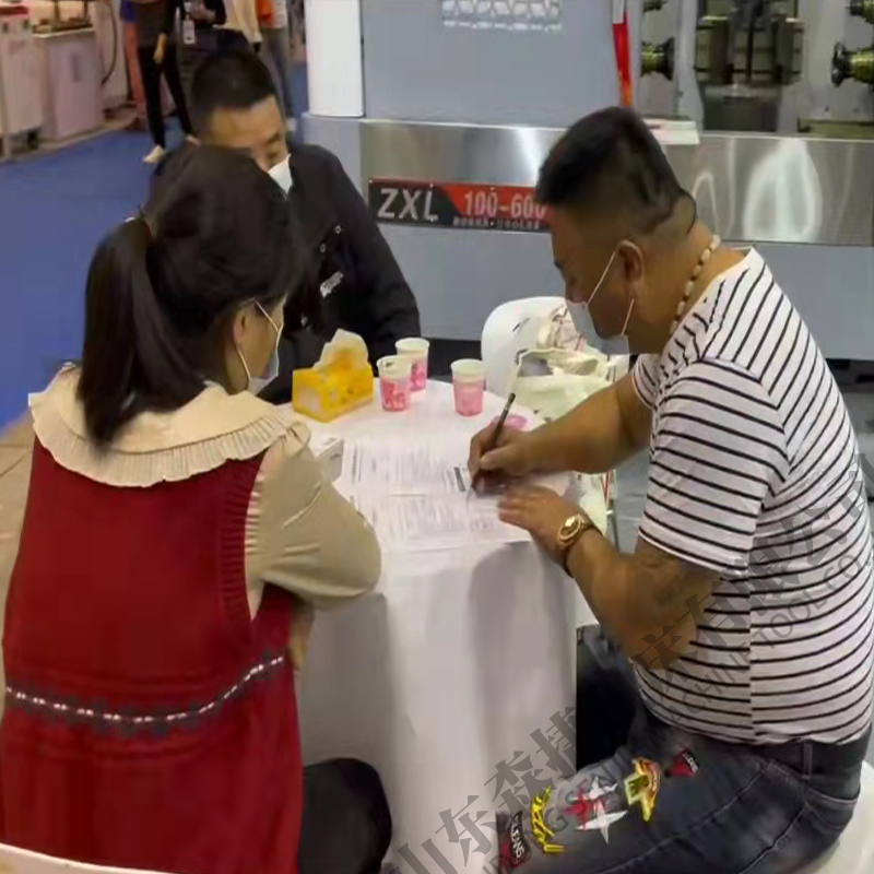 森捷在江蘇展會上客戶直接簽單雙頭數控車床