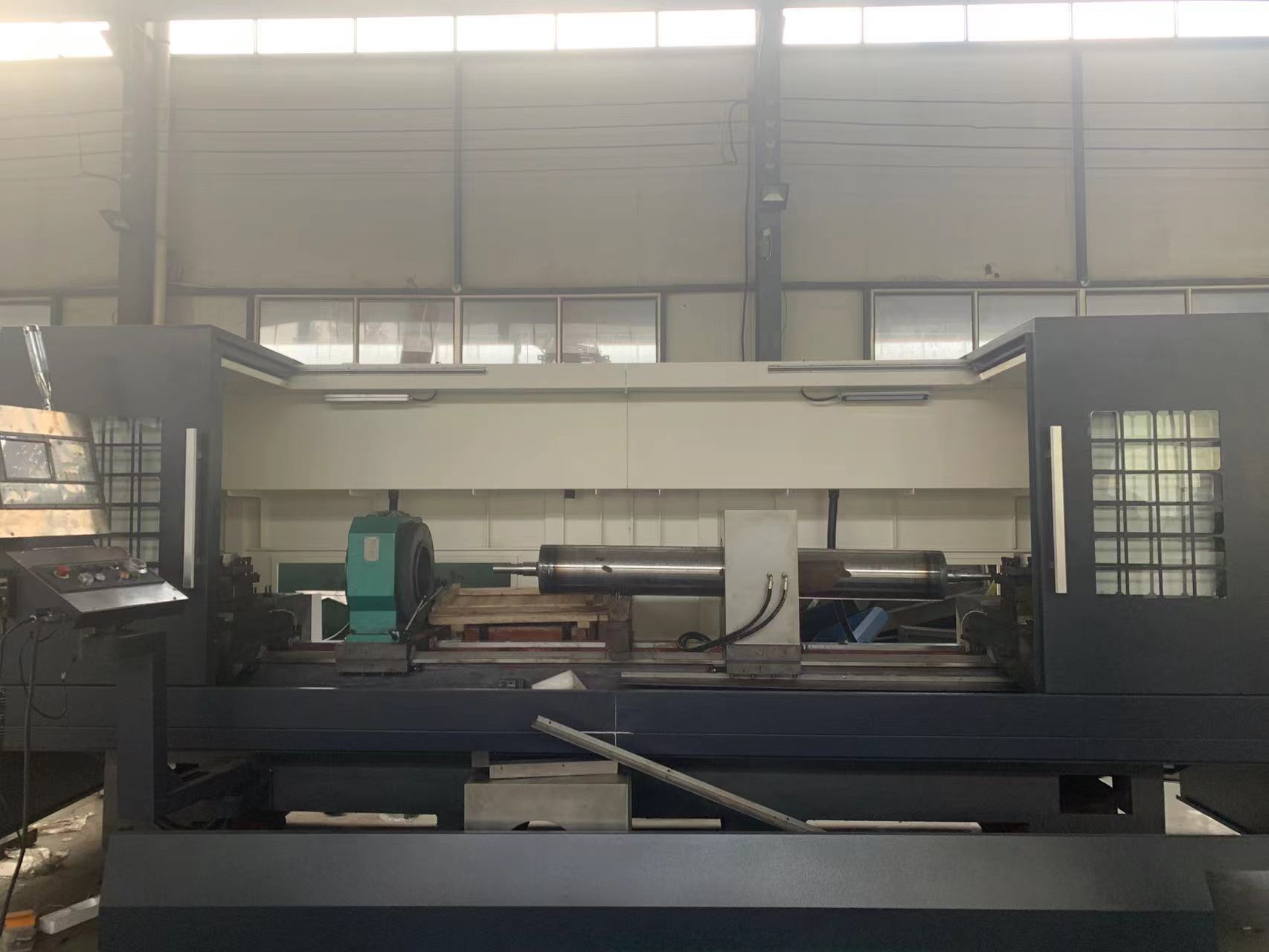 客戶定制的雙頭數控車床正在進行試件