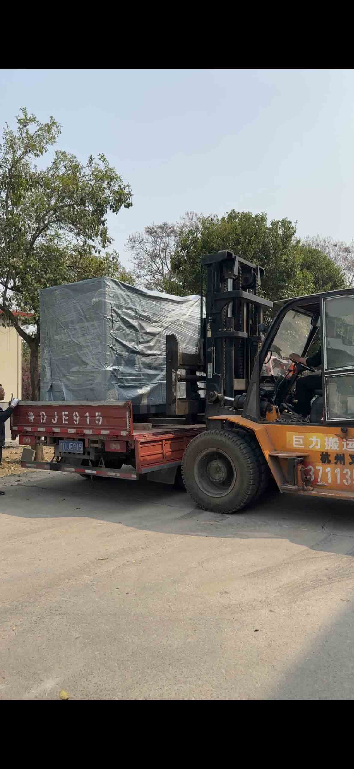 客戶定制的立式銑打機正在發貨