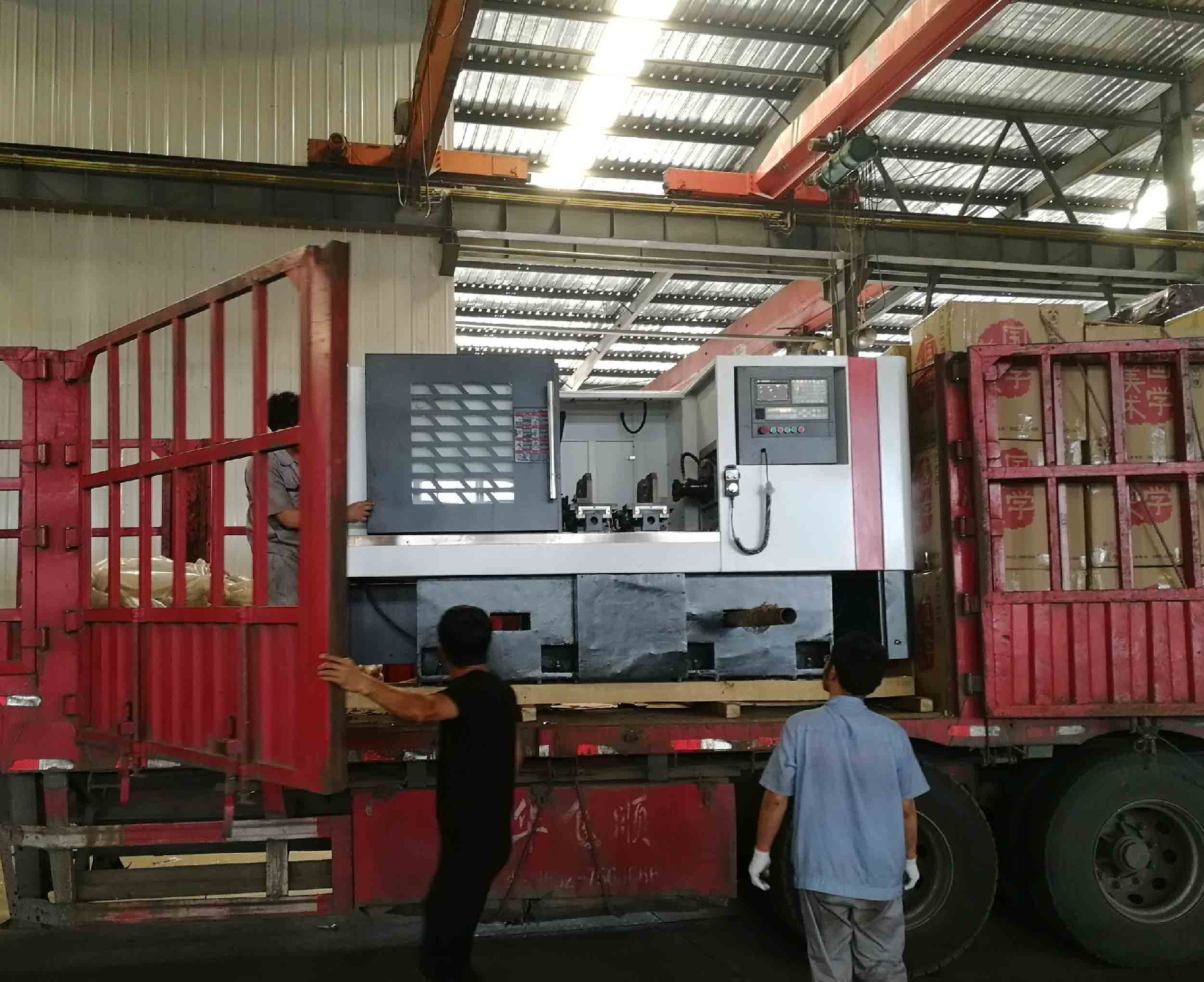 客戶定制的銑端面打中心孔機床正在打包發貨·