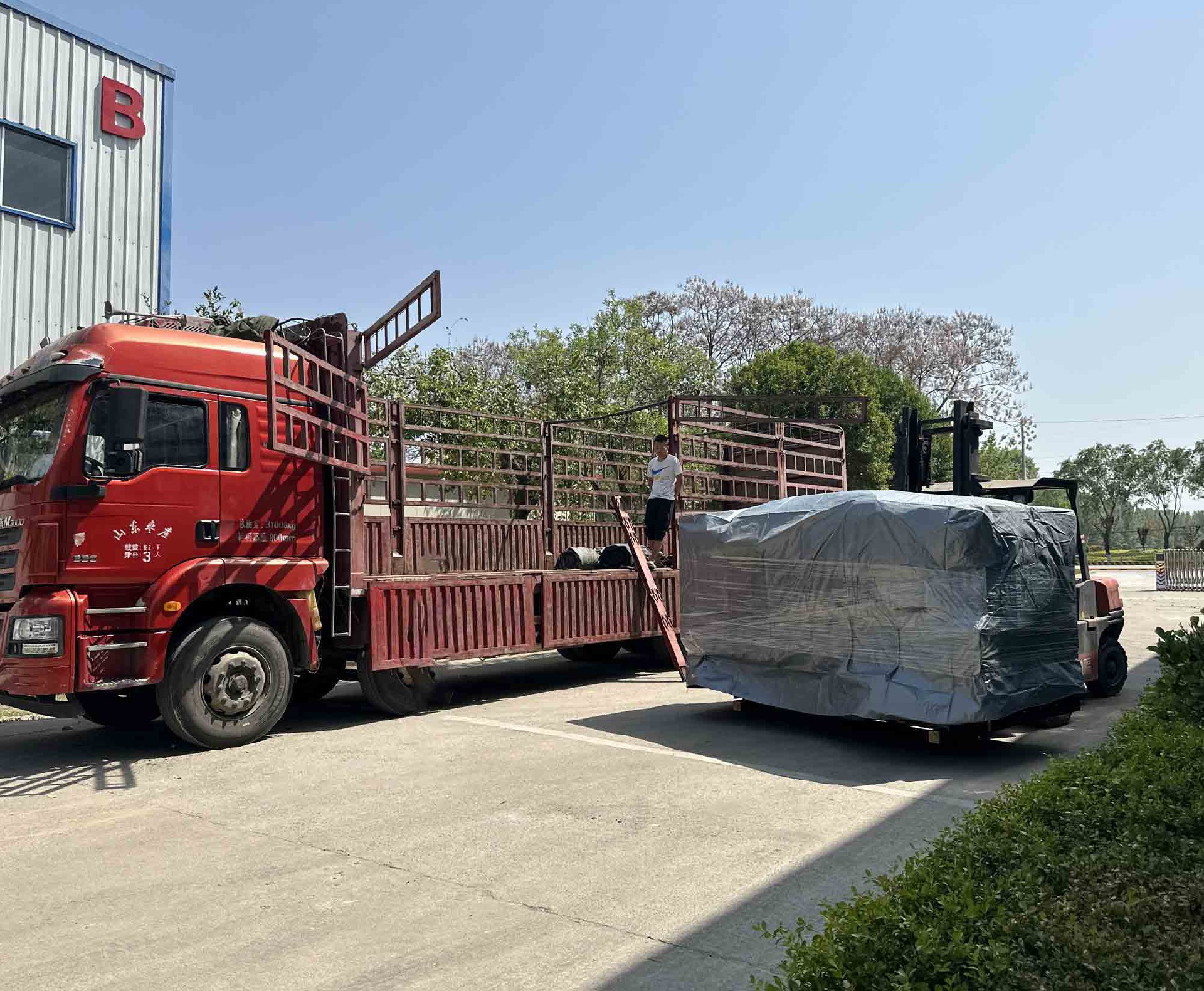 客戶定制了一臺(tái)銑打機(jī)