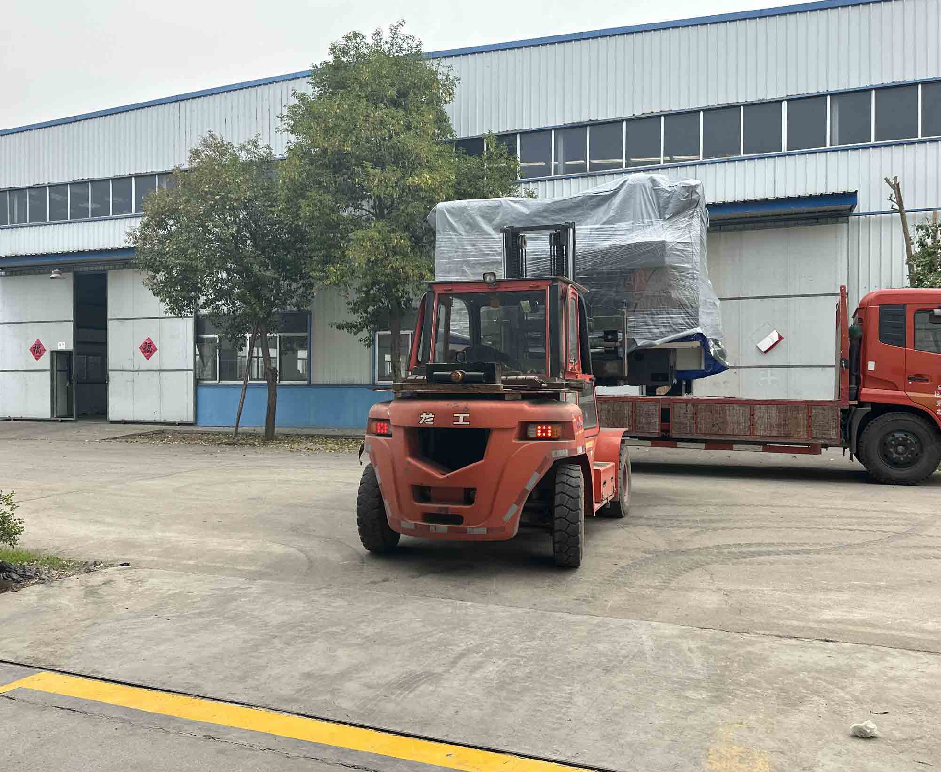 廣東客戶定制了一臺加工電機軸件的ZXL100-500銑打機