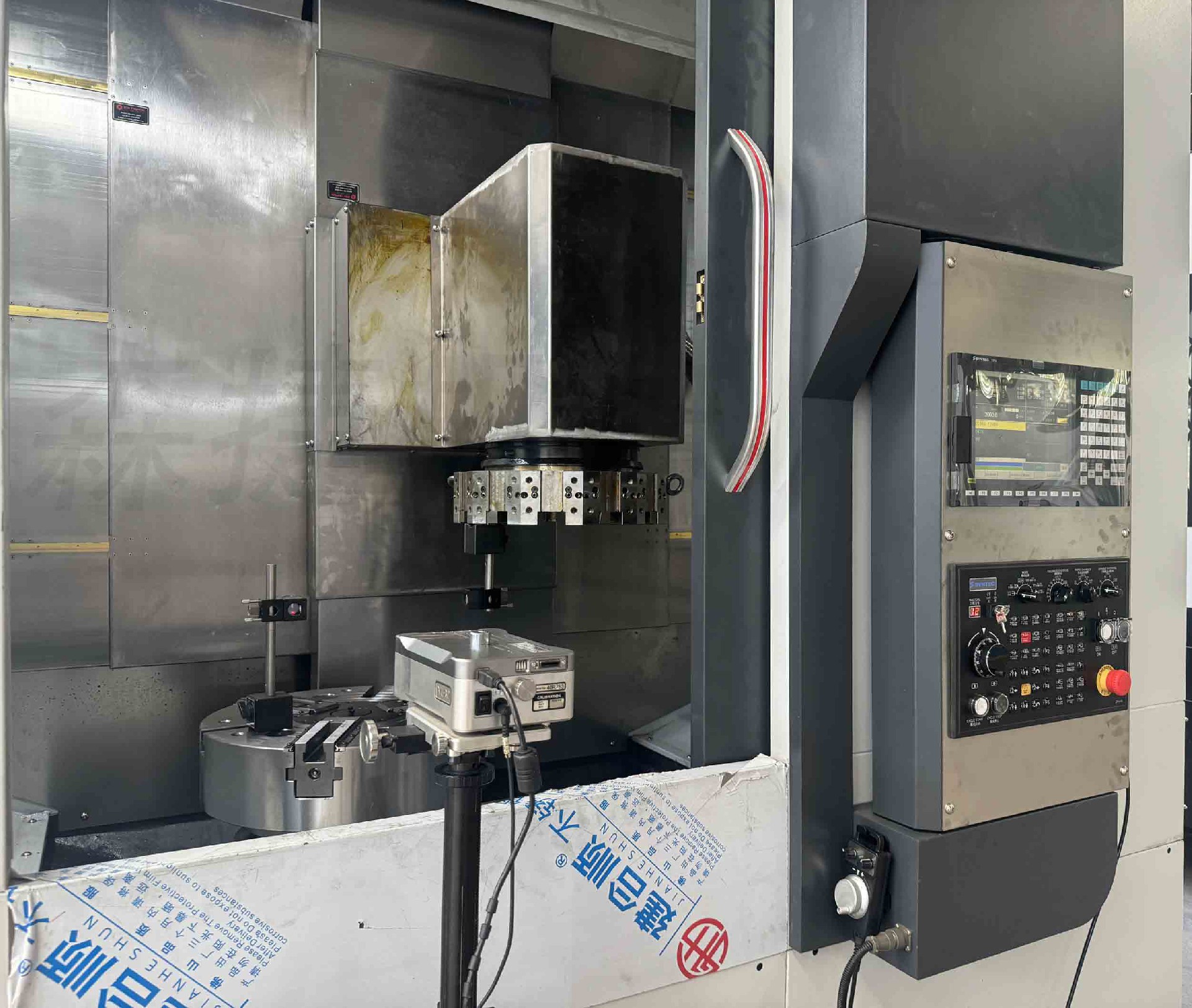 正在用激光干涉儀檢測每個軸的定位精度和重復定位精度