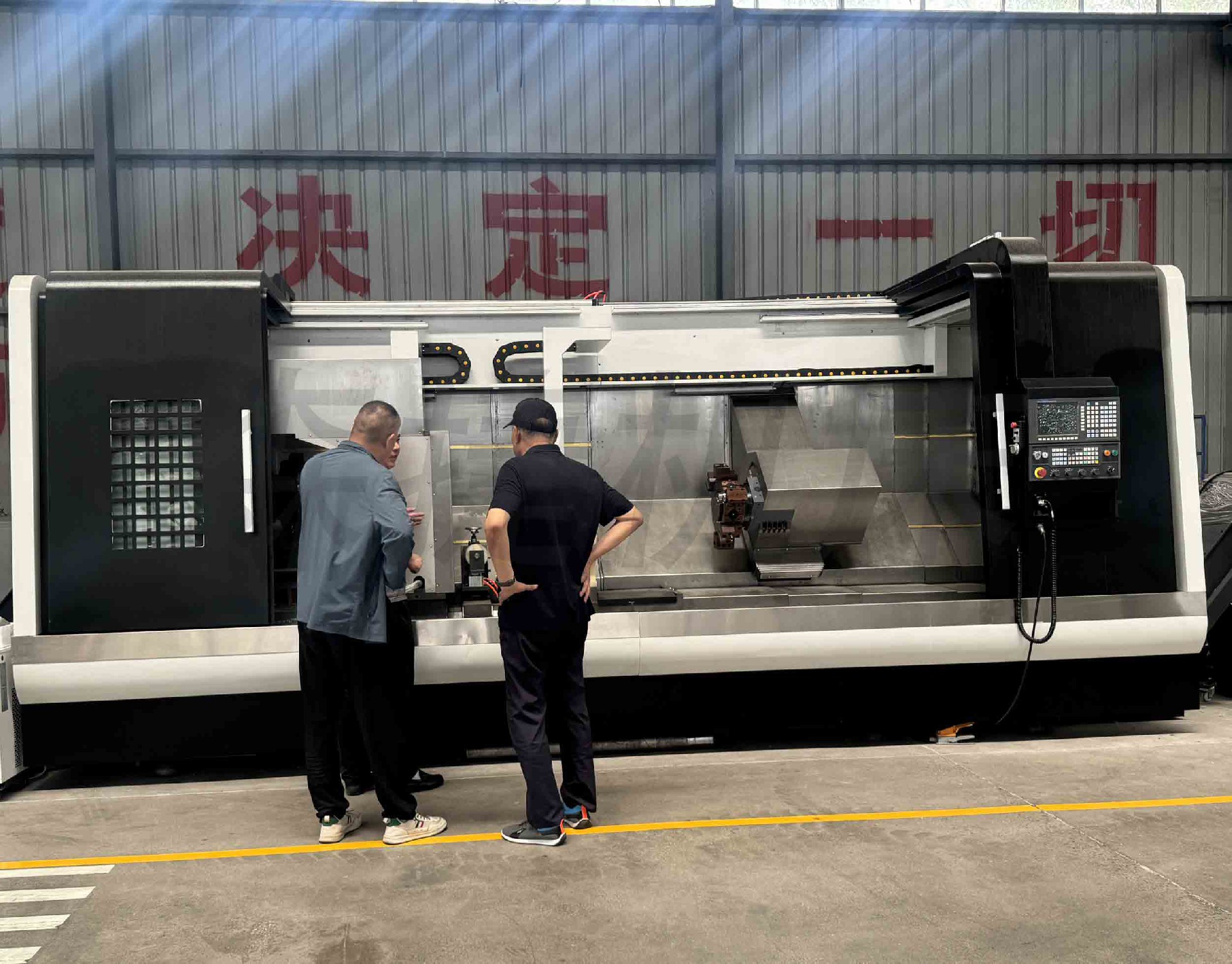 歡迎湖北客戶蒞臨指導我司參觀雙頭數控車床