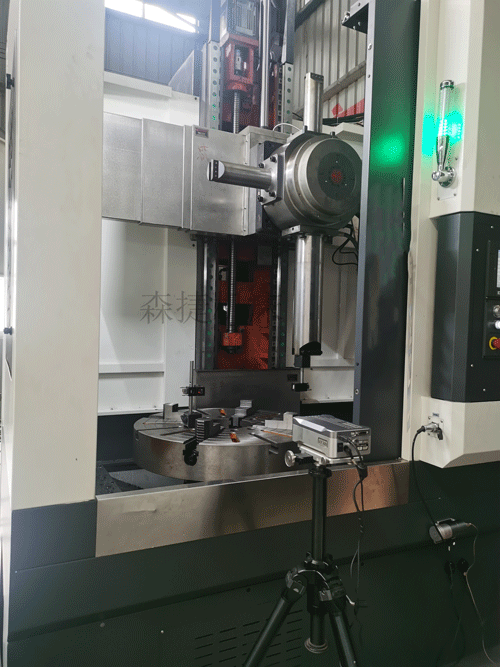 正在為客戶定制的850數控立車進行激光檢測