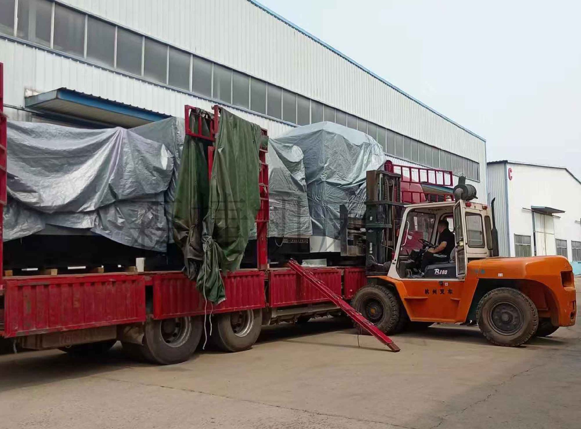 又是發貨的一天LCK650數控立車