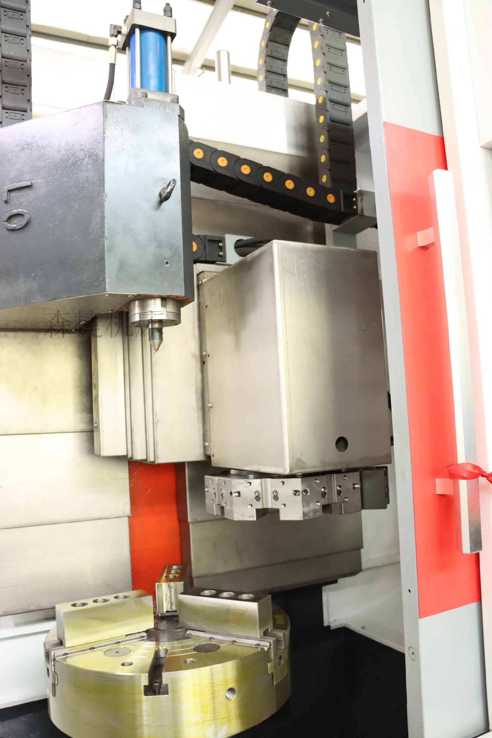 已經裝配完成的LCK700數控立車