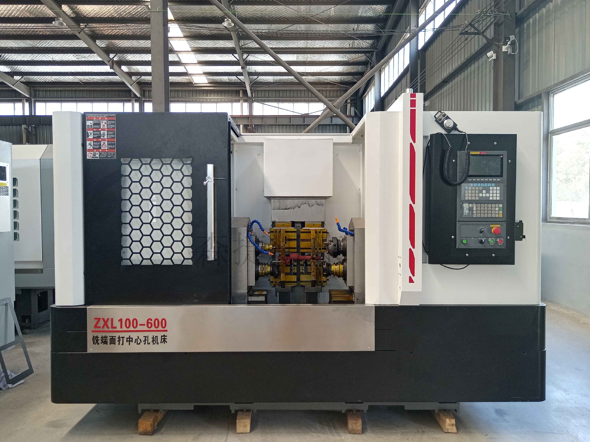 青島客戶定制的立式銑端面打中心孔機床已經裝配調試完成準備發貨