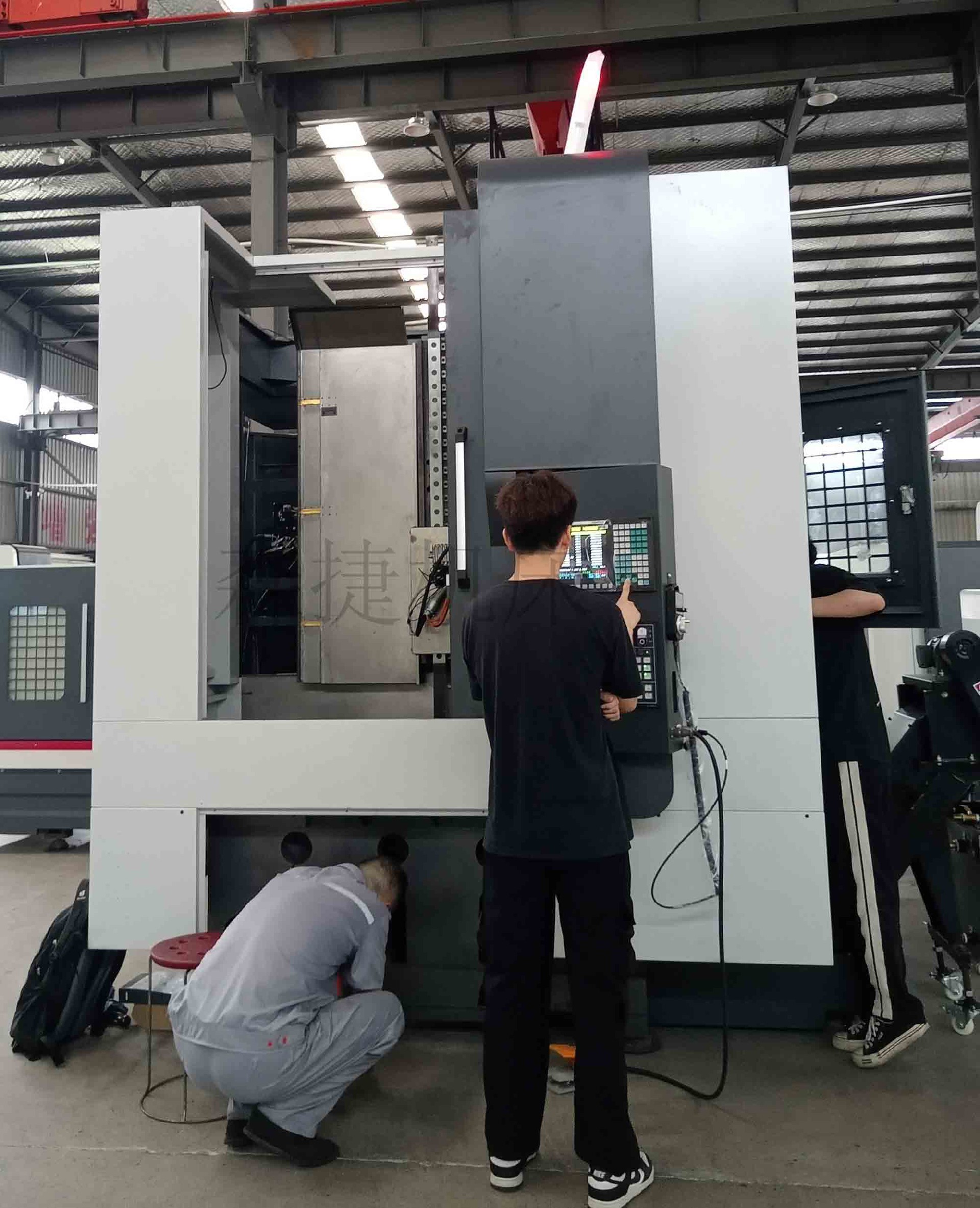 客戶定制的LCK700動力刀塔車銑復合正在進行激光檢測