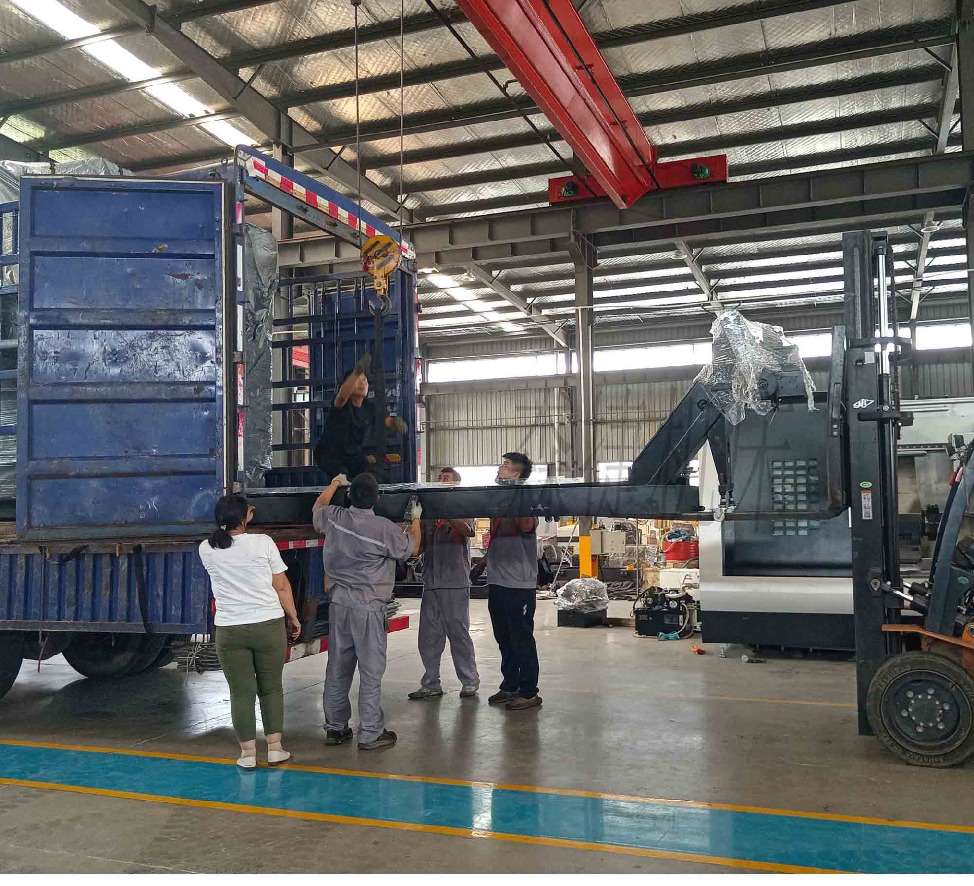 STCK120-2600雙頭數(shù)控車床發(fā)往湖北可一次裝夾兩端同時加工提高同軸度