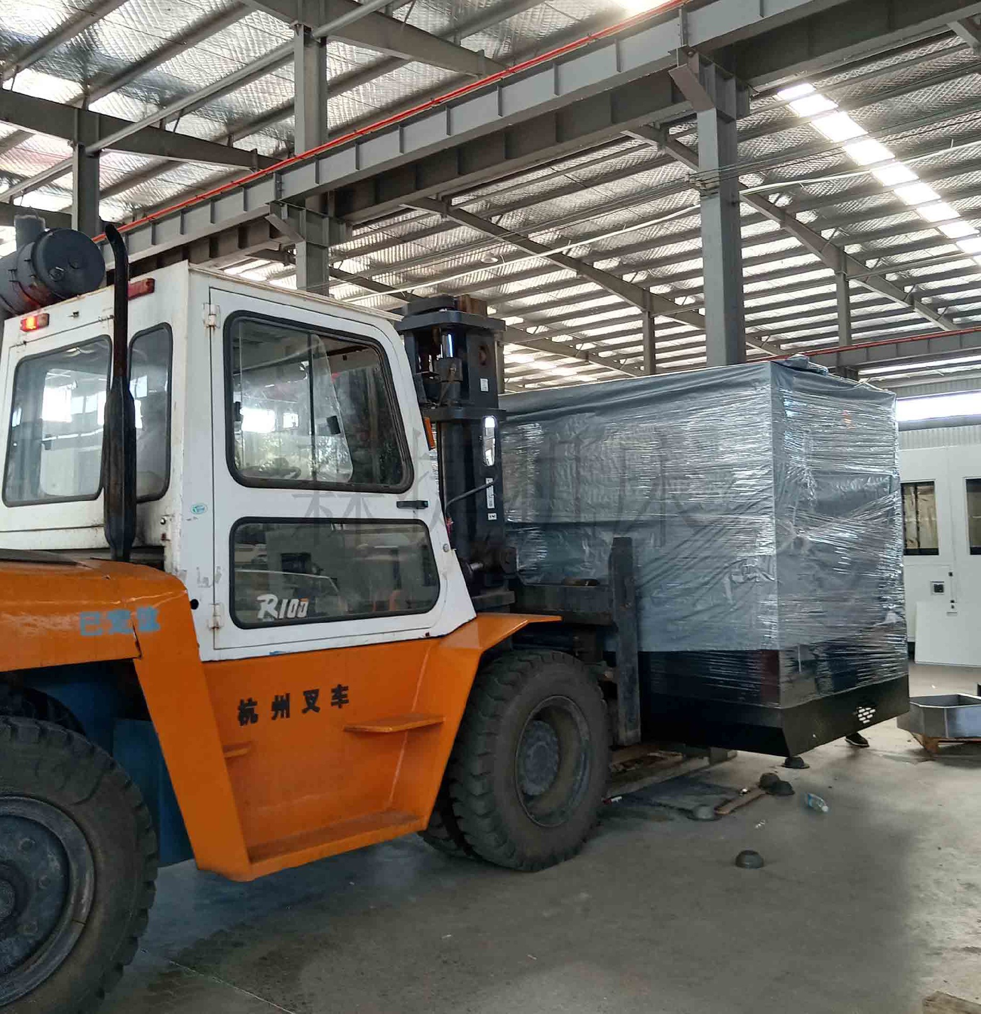 定制加工啤酒瓶模具四面旋轉(zhuǎn)復(fù)合銑機(jī)床打包發(fā)貨