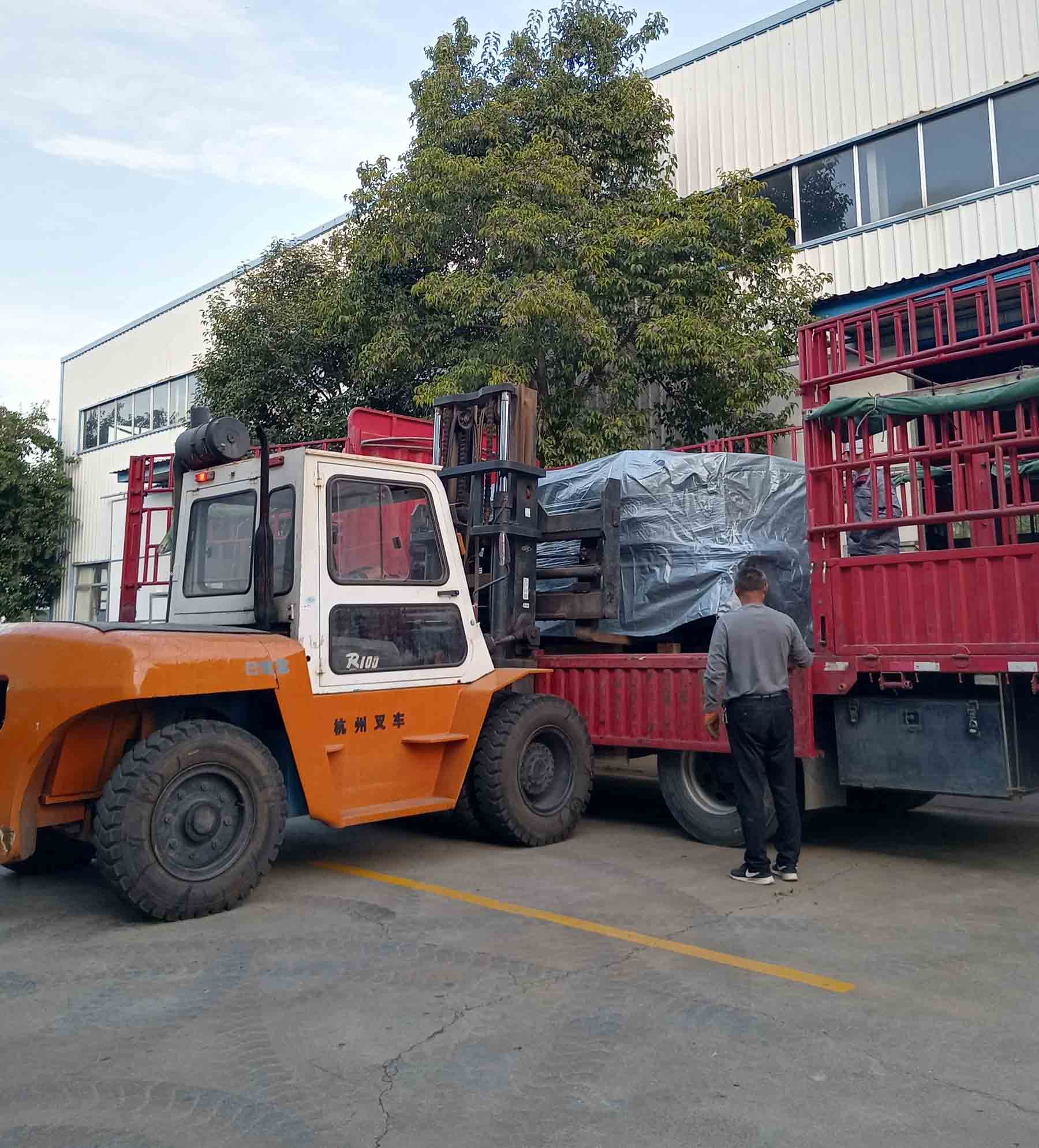 泰安客戶定制多頭鉆孔專機(jī)一次裝夾可同時(shí)加工四個(gè)發(fā)貨