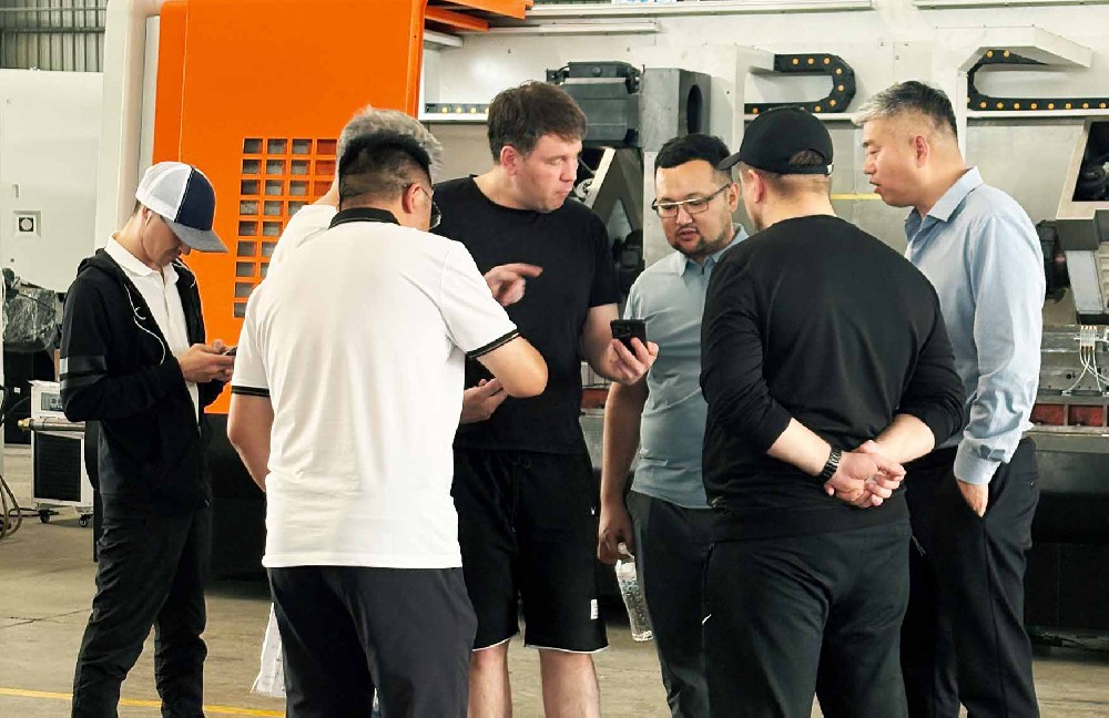 外國(guó)客戶又來森捷看機(jī)床啦